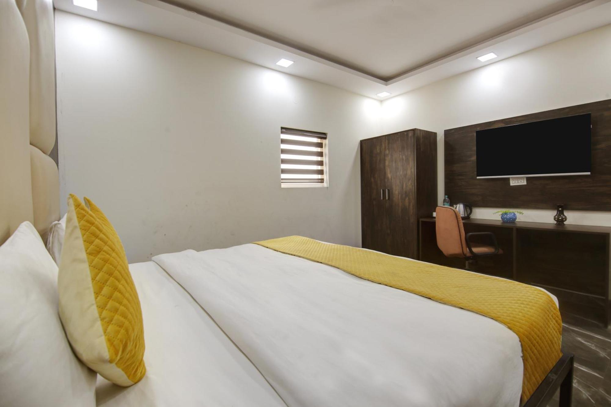 Hotel The Eden Park Noida Zewnętrze zdjęcie